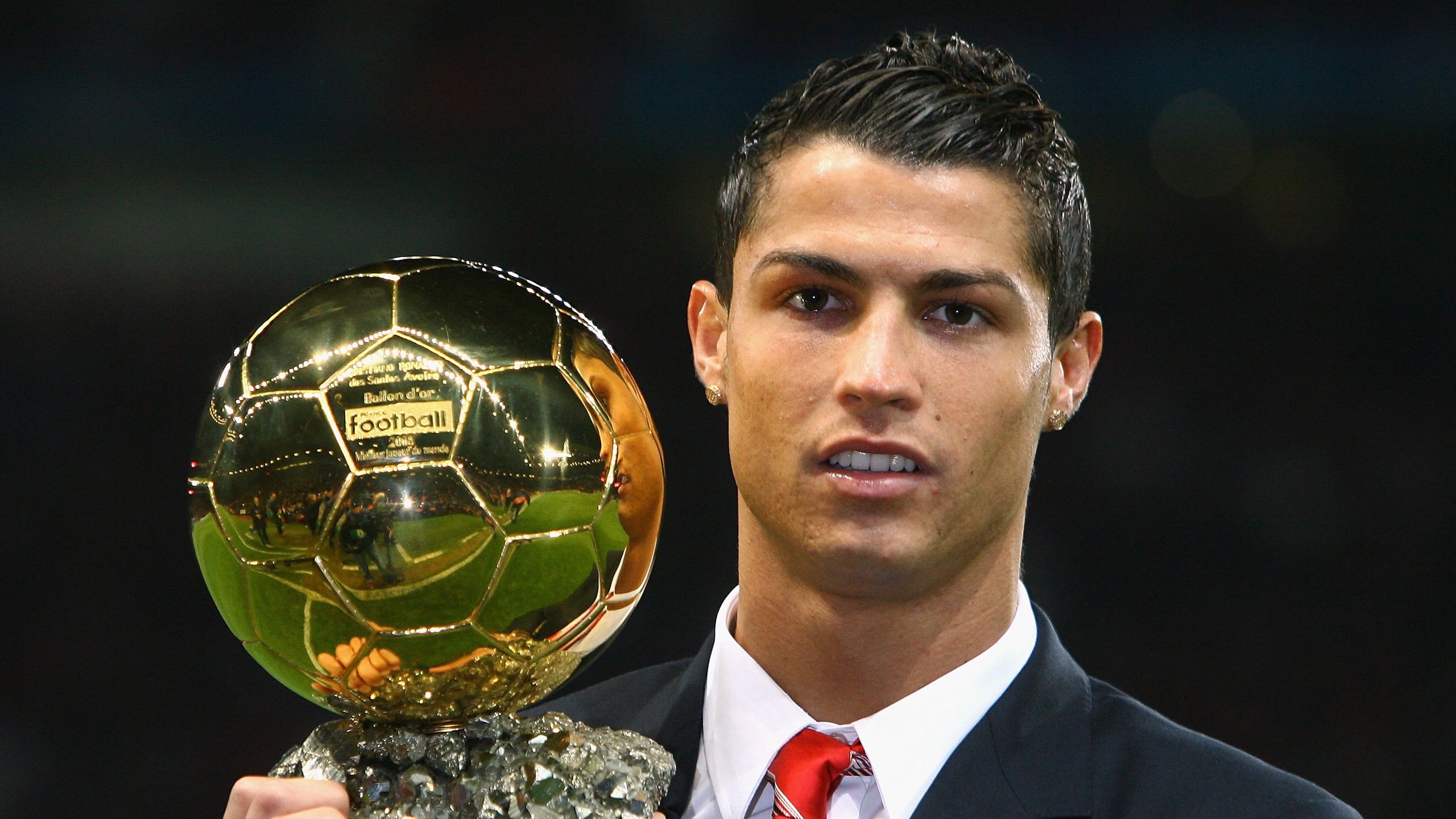 球迷通过社交平台分享观赛感受传递正能量与体育精神风貌，看球赛的感悟